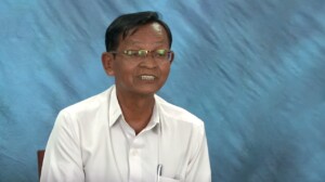“ខ្ញុំបានប្រយុទ្ធក្នុងសង្គ្រាមស៊ីវិល តាំងពីឆ្នាំ ១៩៧៣។ នៅពេលដែលខ្មែរក្រហមឡើងកាន់អំណាច យើងបានជួបប្រទះនូវសុបិន្តអាក្រក់មួយ។ ទោះជាខ្ញុំឈឺខ្លាំងក៏ខ្ញុំត្រូវប្រឹងប្រែងធ្វើការខ្លាំងដែរ។ មនុស្សជាច្រើននៅជុំវិញយើងបានស្លាប់។ វានៅតែលងខ្ញុំដល់ពេលឥឡូវនេះ” ។ សក្ខីកម្មរបស់ ខៀវ សារ៉ាត់