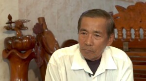 អ៊ុច ស៊ុនឡាយ គឺជាអ្នករស់រានមានជីវិតពីសម័យខ្មែរក្រហម និង ជា “ដើមបណ្តឹងរដ្ឋប្បវេណី” នៅសាលាក្តីខ្មែរក្រហម។ ផលិតដោយ ផ្ទះមេតា (Meta House) ជាផ្នែកមួយនៃគម្រោង "អណ្តើកក្លាហាន" (២០១៥-២០១៨) អ៊ុច ស៊ុនឡាយ ចែករំលែករឿងរ៉ាវរបស់គាត់ជាមួយនិស្សិតភាពយន្តខ្មែរដែលចង់ស្វែងយល់បន្ថែមអំពីអតីតកាល។ អ៊ុច ស៊ុនឡាយ